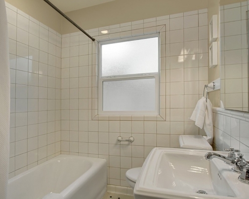 Pre-remodel old and dated bathroom.