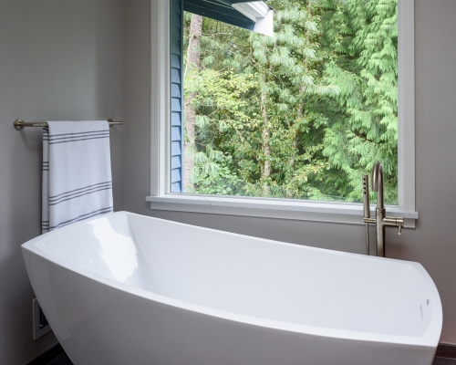 Stand-alone soaking tub