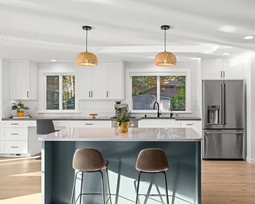 The new light and bright kitchen with contrasting island.